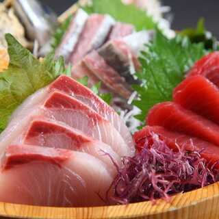 Fresh seafood delivered directly from the market is served as sashimi and sushi.