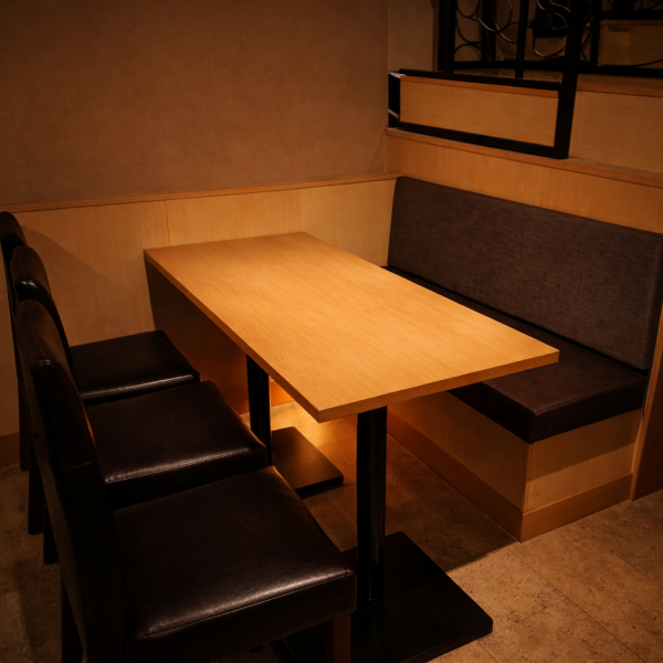【2名様からご利用可能】浜松町駅近くで仕事帰りの一杯やデートに最適。二名様から気軽に座れる開放的なテーブル席をご用意。鮮度抜群の海鮮料理や、香ばしい炭火焼き鳥を囲んで賑やかな夜を。肩肘張らずに過ごせる居心地の良い空間で、厳選した地酒と共に至福のひとときを。ネット予約でお得なプランも好評受付中です！