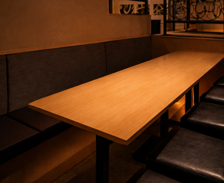 【宴会向けの】浜松町での会社宴会や大規模な打ち上げなら当店へ！大人数でもゆったり座れる広々としたレイアウトで、一体感のある宴を演出します。市場直送の鮮魚や炭火焼き鳥を盛り込んだ、二時間飲み放題付きコースが四千円からとコスパも抜群。活気溢れる店内で、お酒と美味しい料理を囲む最高の夜を演出いたします！