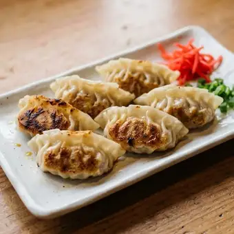 自家製の鉄板焼き餃子