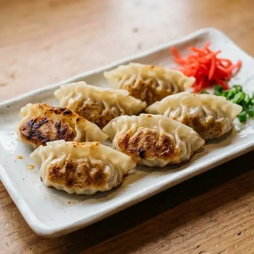 自家製の鉄板焼き餃子