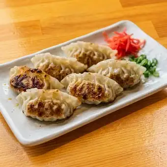 自家製の鉄板焼き餃子