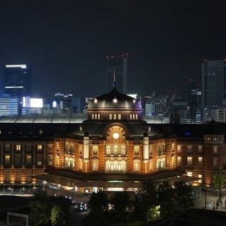 夜にはライトアップされた東京駅をお席からご覧いただけます♪