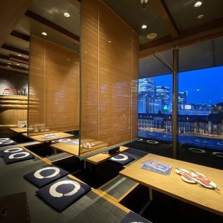 東京駅舎を一望できる席はデートにもおすすめ♪プライベートにも、宴会にもご利用いただけます！すだれを下ろして半個室のお席でご案内致します