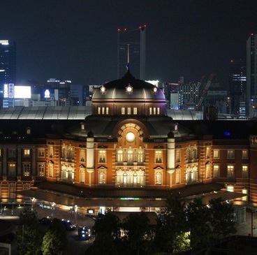 窓越しに広がる東京駅、くつろぎの掘りごたつ席！特別な時間をお過ごしください。