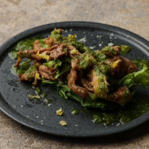 鶏せせり バジルレモンソース/豚バラ香草焼き　各
