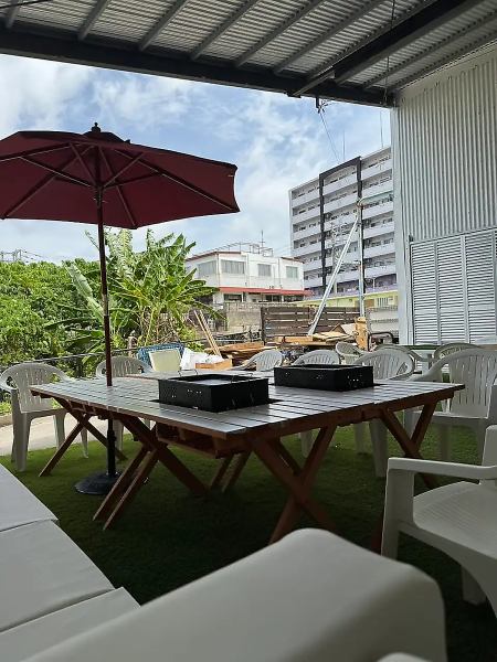 広々としたアウトドアスペースには、心地よい日差しの中でのBBQが楽しめるテーブル席が設置されています。赤いパラソルがアクセントとなり、緑あふれる環境がリラックスした雰囲気を演出♪ 友人や家族と一緒に過ごすにぴったりです◎心地よい風を感じながら、特別なひとときをお楽しみください☆