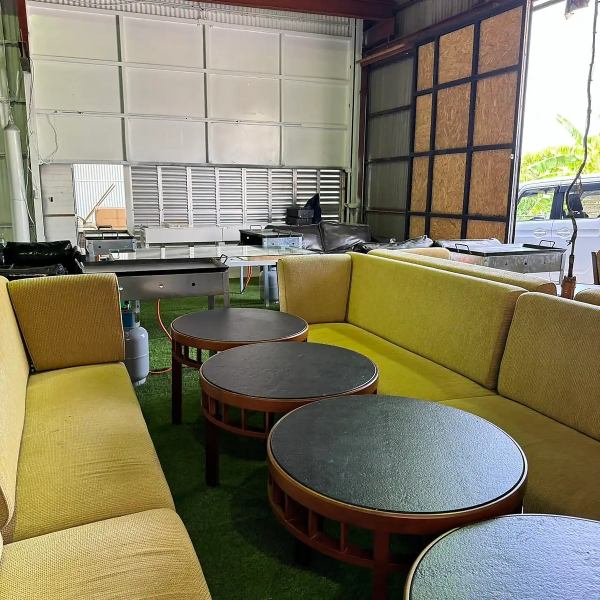 屋内には、カジュアルでありながら落ち着いた雰囲気の座席が揃い、くつろぎの空間が広がっています。ゆったりと座れるソファーがリラックスできる空間を作ります☆プライベート感のある空間でのBBQをお楽しみいただけます♪