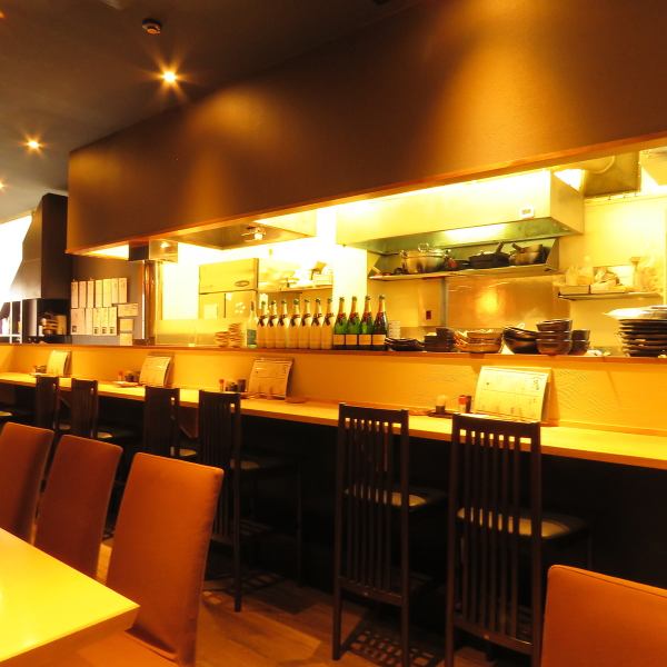 [Counter seats] Counter seats where you can enjoy the cooking scenery in front of you.The cozy interior where you can feel the warmth of wood is a space that even one person can easily enjoy.You can enjoy your meal with peace of mind because the seats next to you are well spaced.
