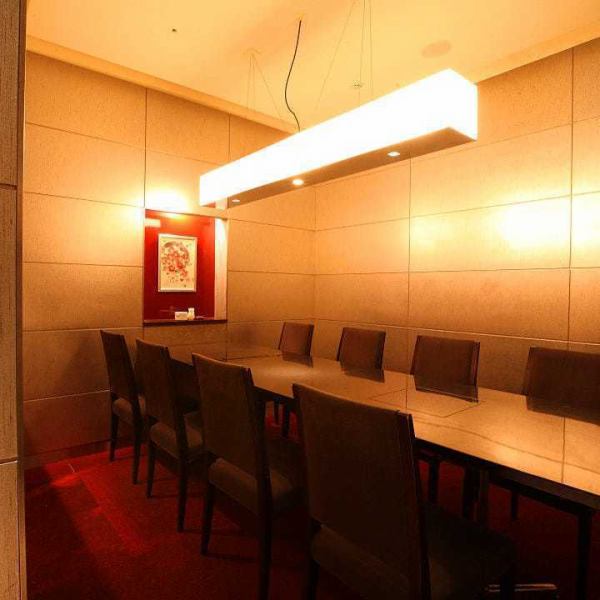 半個室を2部屋、8名様までの完全個室を1部屋ご用意しております。落ち着いた和モダンの内装が居心地抜群。大切なビジネスでの接待やご家族の顔合わせなどに最適です。上質な和食をゆったりと味わう、特別なひとときをお約束いたします。
