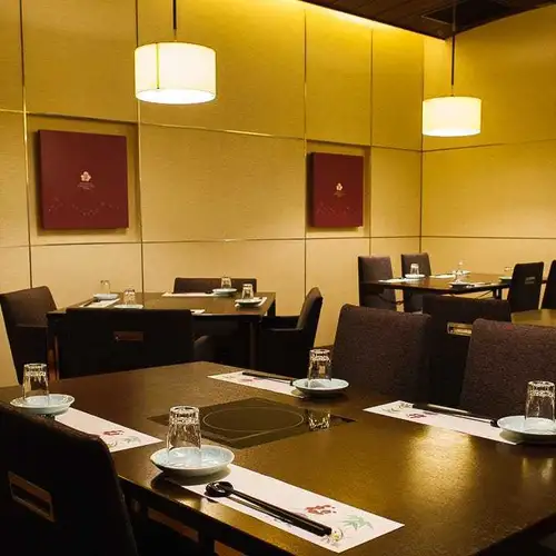 【フロア貸切:35~50名様】《会社全体での宴会や同窓会など大型パーティーにおすすめ》35名様から50名様まで、広々としたフロアを貸し切っての大型パーティーが可能です。見通しの良い配置で一体感が生まれやすく、企業の大規模な打ち上げなど、大勢でワイワイと盛り上がるご宴席に最適。詳細はお気軽にご相談ください。