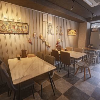 広々と使える4名様掛けのテーブル席を4卓ご用意しております。ご家族での団らんや女子会、ご友人同士の飲み会など、少人数からグループ利用まで幅広いシーンに対応可能です。異国情緒を感じる心地よい店内で、自慢のスペアリブや珍しいお酒を囲んで賑やかな時間をお過ごし下さい♪