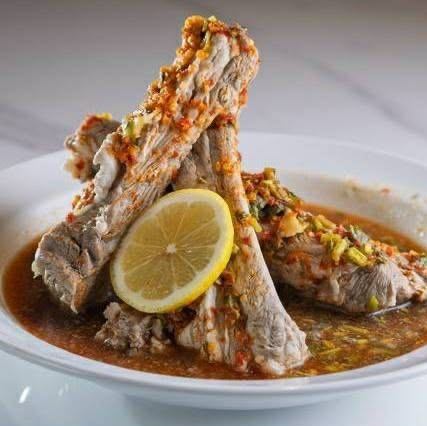 旨味が溢れ出す!「豚バラの骨付きスペアリブ」