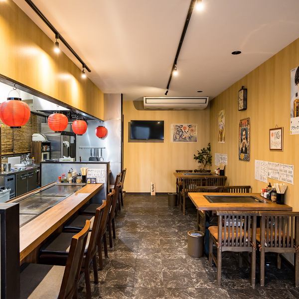 店内はアットホームな雰囲気で、楽しくお食事していただけます。20代から30代の方々の小規模の飲み会にも最適な空間です。リラックスしながら、心地よい時間をお過ごしください。