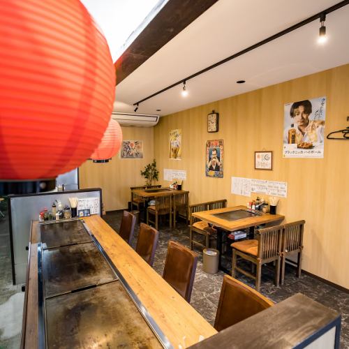 <p>テーブルの中央には鉄板が設置されており、常に熱々の状態で料理を楽しめます。焼きたてのお好み焼きや焼きそばを囲んで、友人や家族と笑顔が溢れるひとときをお楽しみください。</p>