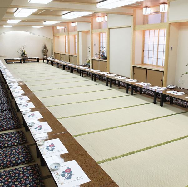 [2nd floor banquet hall] Can accommodate large parties of up to 80 people.It can be used for many plans such as class reunions, welcome and farewell parties, and memorial services.Of course, small banquets can also be held in private rooms.Please feel free to contact us.*A separate reservation fee of 220 yen will be charged for private room seats.
