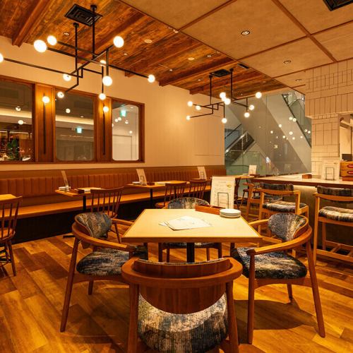 ガラス張りの開放的な店内は、各種宴会や記念日に最適！