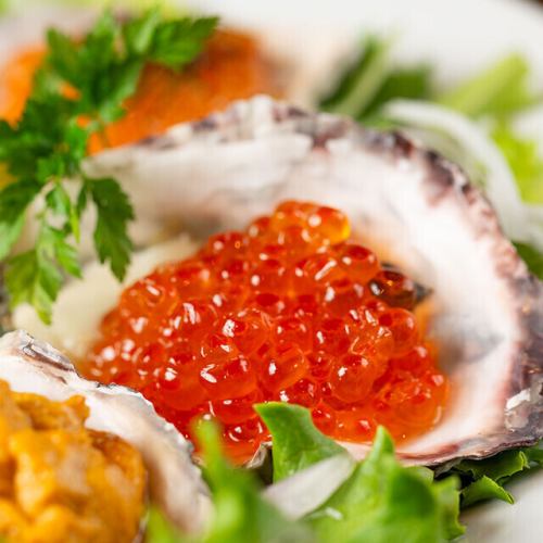 ウニやイクラをのせたオリジナル創作料理などご用意。