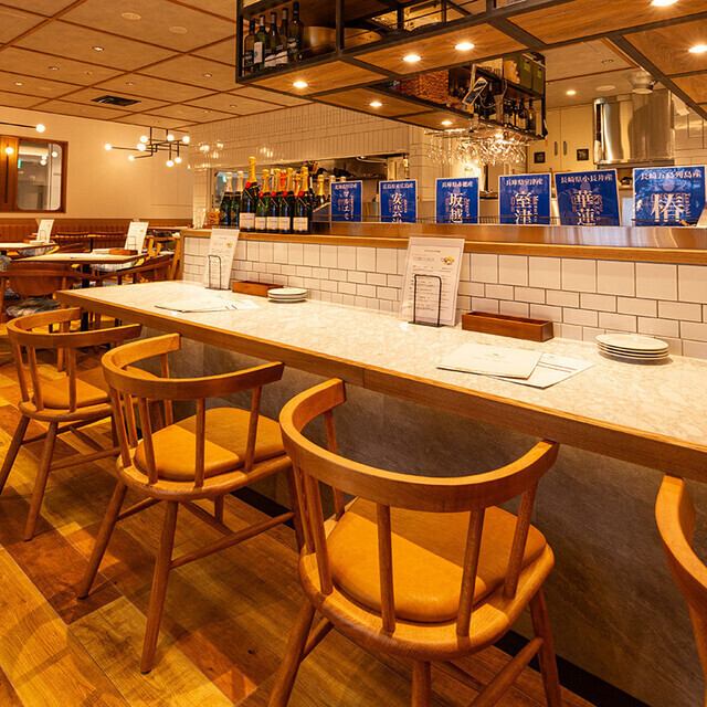 ゆったりとした空間は大人のデートにぴったり。ワインも豊富♪