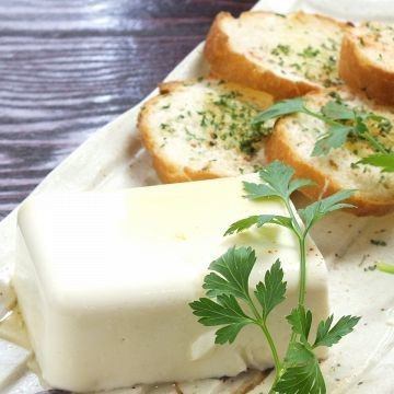 【オススメ】チーズ豆腐　～ガーリックトースト添え～