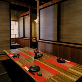 新橋烏森口から徒歩1分!少人数から個室利用OK【2名様~6名様個室】接待や合コン、同窓会などに最適な個室席。ゆっくり話せて落ち着ける個室空間を多数完備♪誕生日や記念日のお祝いにはクーポン利用でメッセージが入れられる特製ホールケーキをプレゼント♪他にもお得なクーポン多数ご用意しております!