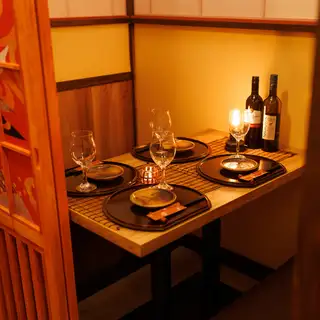 重要な接待や誕生日、ゆっくり御飲食したい時等に最適です。和を基調にしたモダンなお席です。すこしゆったりめのお席になっておりますので、落ち着いた雰囲気のなかで情緒溢れる空間をご堪能ください・・・大切な仲間たちと、ゆったりとした時間をお過ごし頂けます♪古屋の雰囲気も混ざって、情緒溢れる空間です・・・