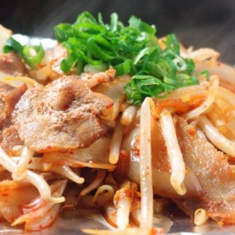 Pig kimchi fried noodles