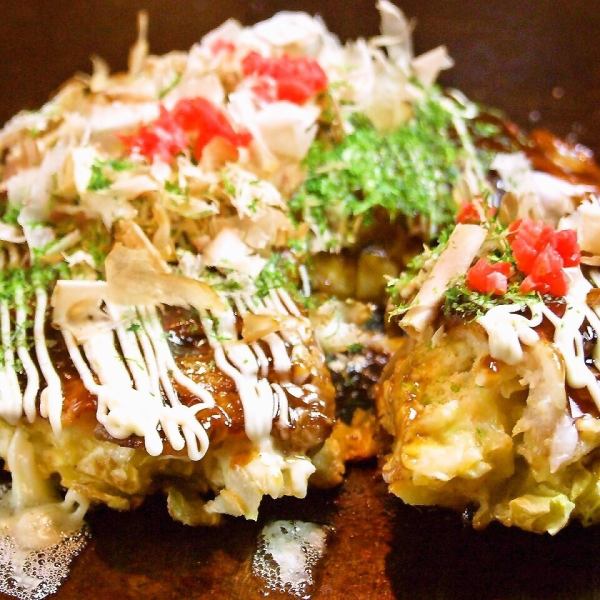 Outside crispy & inside trolley ♪ You can share okonomiyaki that makes the most of the sweetness of cabbage ★ 693 yen (tax included) ~