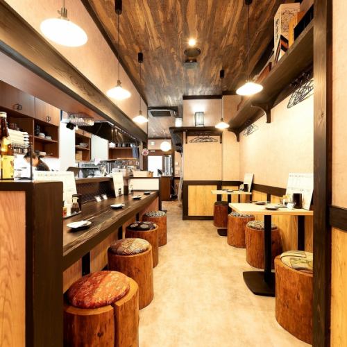 Counter seats in the open kitchen can be used by 1 person or more♪ 1 person is also welcome! Perfect for just saku! [Yakitori/Yakitori/Izakaya/Gyoza/Shiumai/All-you-can-drink/Meat/Girls' party/Tenmonkan /Popular bar/Saku drinking/Lunch drinking/Highball】