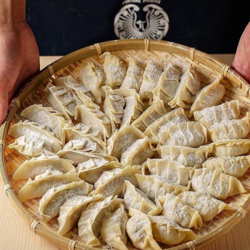 我們引以為傲的餃子是我們最受歡迎的三大菜餚之一！