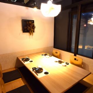 For a relaxing drinking party ◎ A horigotatsu seat that can be used by 2 to 12 people.