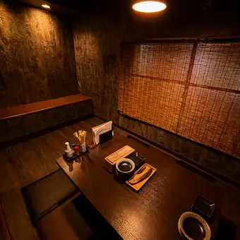 温もりある照明に包まれた隠れ家個室。落ち着いた空間で周りを気にせずゆったり過ごせます。デートや接待、少人数の飲み会にも最適で、料理と会話をじっくり楽しめる大人の隠れ家。特別なひとときを演出するプライベート空間です。