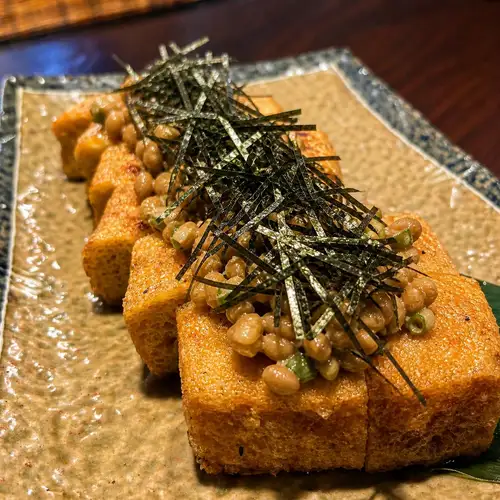 【新潟名物】炭火焼き栃尾揚げ(旨納豆盛り)