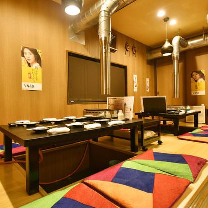 店内奥には4名様の座敷席もご用意しております。足を伸ばしてゆったりとお寛ぎいただけます。各種宴会や歓送迎会、同窓会やご友人同士の飲み会などのご予約も承っております。ご予算、人数などお気軽にご相談ください。