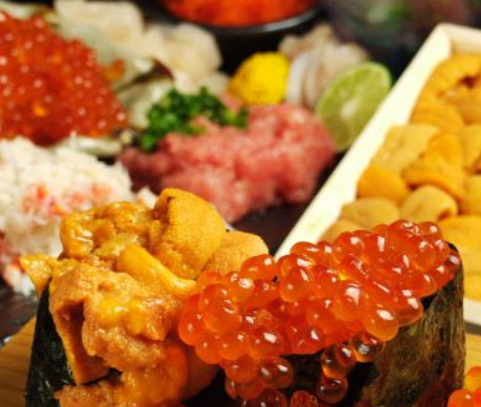 以自己购买的新鲜捕获的鲜鱼为荣!提供5,000日元起的时令宴会套餐！