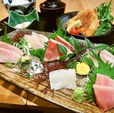 Lunch has started! Enjoy a fresh seafood lunch♪