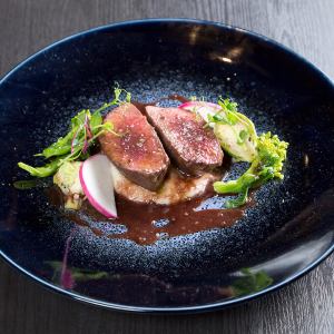 鹿もものロースト ～赤ワインソース～