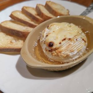 丸ごとカマンベールの蜂蜜オーブン焼き