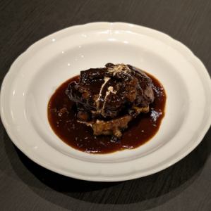 牛の赤ワイン煮込み