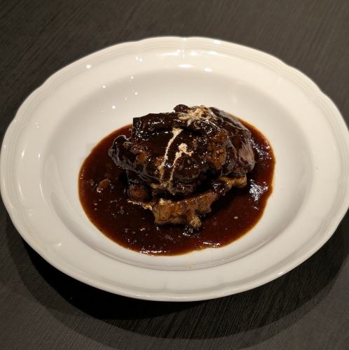 牛の赤ワイン煮込み