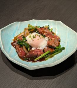 低温調理した鶏レバーで作るレバニラ温玉のせ