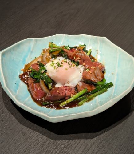 低温調理した鶏レバーで作るレバニラ温玉のせ