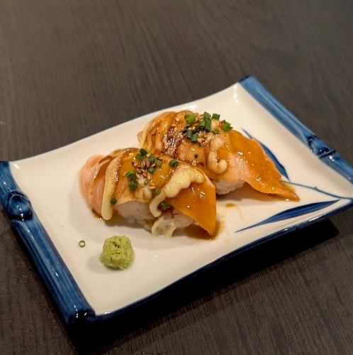 サーモンのマヨ醤油炙り寿司2貫