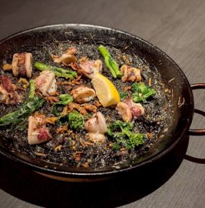 〈パエリア風パスタ〉イカ墨フィデウア