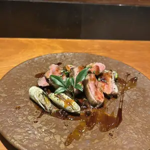 烤鸭配韭菜和有马山椒酱