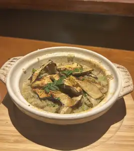 陶罐烩饭，配以多种蘑菇和松茸的香气。