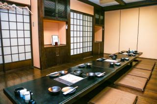 最大４０名様の宴会対応可能。大きい部屋→12名～　小さい部屋→6名～　大小合体→22名～　貸切可能となります。