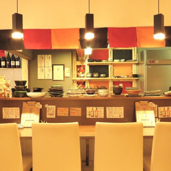 白を基調とした店内は明るくて開放的。ゆったりとお食事がお愉しみいただけます。料理は産地や生産者さんがわかるものを使用するなどこだわっており、美味しい食事やドリンクのご提供のほか、店内の空間造りや雰囲気づくりにも配慮しています。愉しいひとときがお過ごしいただけるよう、スタッフ一同お待ちしております。