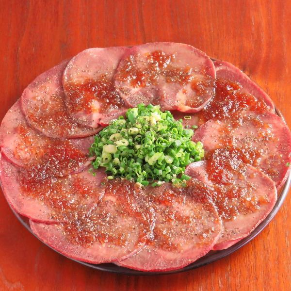 不動の人気メニュー★さっと炙ることで濃厚な味わいに「炙り牛タンカルパッチョ」