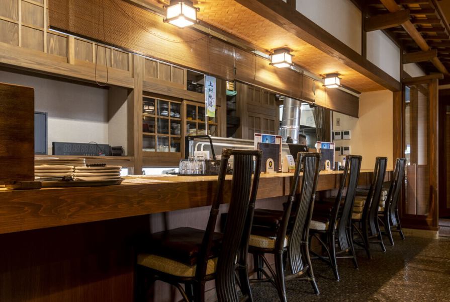 おひとり様でのご来店も大歓迎のカウンター席は、仕事帰りの一杯や自分へのご褒美に最適です。広めのスペースを確保しており、隣を気にせずゆったりと過ごせる空間となっております。また、夜遅い時間まで営業しておりますので、二軒目利用や遅めのお食事でも、本格的な肉割烹料理を心ゆくまで気兼ねなくどうぞ。